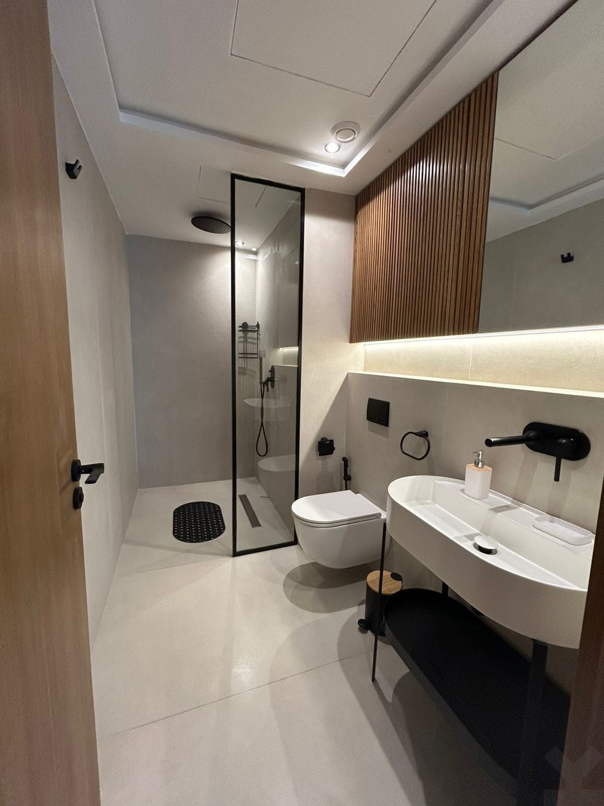 1-Bed Cil Apartment - Contemporary Design, City Views, 66m² — Other